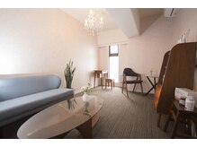 アンジェラックス 福岡天神店/ゆったり空間の待合スペース