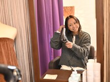 大きな鏡のメイク台完備。