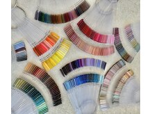 ネイルルームイチマルニ(Nail Room 102)の雰囲気（約500種類のカラーの中からお好みの色をお選びいただけます♪）