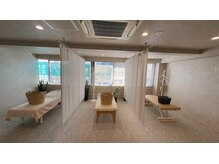 シアン(CYAN)の雰囲気(スッキリと広々とした店内。この他に女性用個室も完備!)