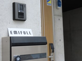 エミフル(EMIFULL)/ポスト上の看板が目印です