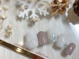 冬に彩りを添える雪の結晶ネイル