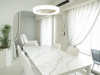 リュミエール(Lumiere)/明るいサロンです。