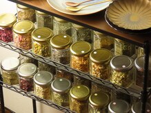 【ハーブよもぎ蒸し/マッサージ/ヘッドスパ】温活ケアサロンBloomoonの雰囲気（よもぎ蒸しは30種類のハーブからお好きな香りをブレンド！）