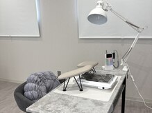 グレーアイボリー基調のシンプルでゆったりとしたサロンの雰囲気