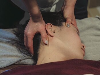 ミクロスポーツ整骨院(MICRO SPORTS整骨院)の写真/【ハンドの小顔施術×肌生成エステ】ほうれい線・たるみケア,もたつき×ハリツヤシミしわケアも同時に叶う!