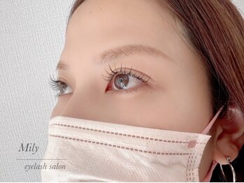 ミリー(Mily)の写真/"まつ毛への負担を最小限に抑え、上品な目元に導く"自然な仕上がりで印象UP。