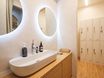 ピラティスエイチプラス(Pilates H Plus)/洗面台とロッカールーム