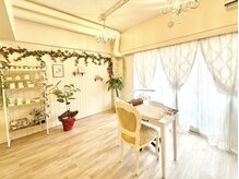 プリナチュール 札幌大通店の雰囲気（大きな窓から光が差し込む開放感のある店内）
