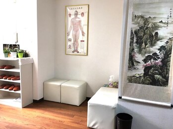 東明館 漢方Medicine経絡整体/明るい待合室です。