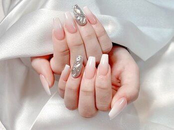 ティーアンドビー ネイルスタジオ(T&B NAIL STUDIO)の写真/ついつい指先を見たくなる綺麗なフォルムを演出☆長さだしで指先をより綺麗に！お爪のお悩みのご相談も◎