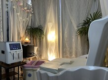 サロンの雰囲気は白を基調としています。