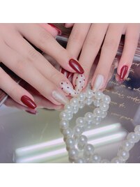 2025大受歡迎的酒紅色閃光美甲