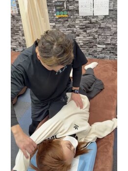 あず整体院 南森町天三/施術風景