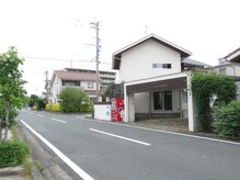 建物外観です。赤い自販機が目印です。