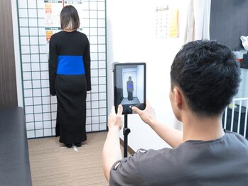 サボテン接骨院 はりきゅう院 北浦和院(SABO-TEN接骨院 はりきゅう院)/姿勢分析の様子(後ろから)