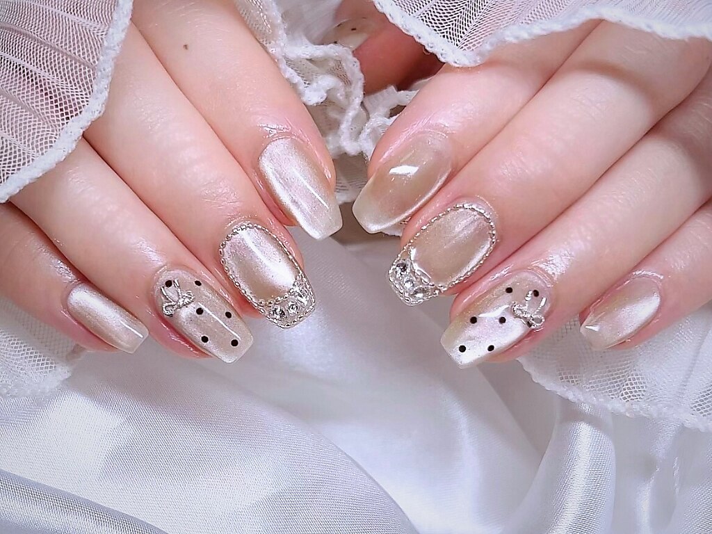 2025年秋トレンド】ベージュ ラメグラデーションのネイル