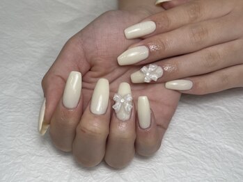 ラフィーナ(RAFFINA)/ワンカラーネイル×ビジュー