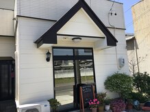 ソワン デュ コール(soins du corps)の雰囲気(白い壁を基調にした外観です。店舗兼自宅になっています。)