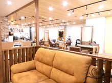 ヘアサロン併設の広々としたお洒落な空間◎