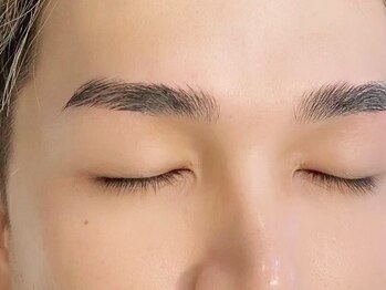 フィオ 大阪西梅田北新地(fiio)の写真/【最旬モテデザインに★】薄眉から濃眉など、悩みを解消しつつ、トレンド感あるメンズアイブロウをご提案！