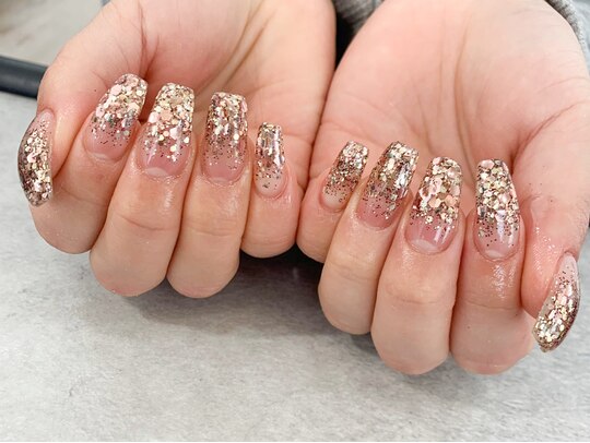 2025年冬】シャンパンゴールドのネイルデザイン集｜人気順  