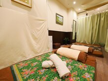 癒しの森 三宮 元町の雰囲気(半個室施術部屋。二名様貸切で間仕切りカーテンを外すことも可★)