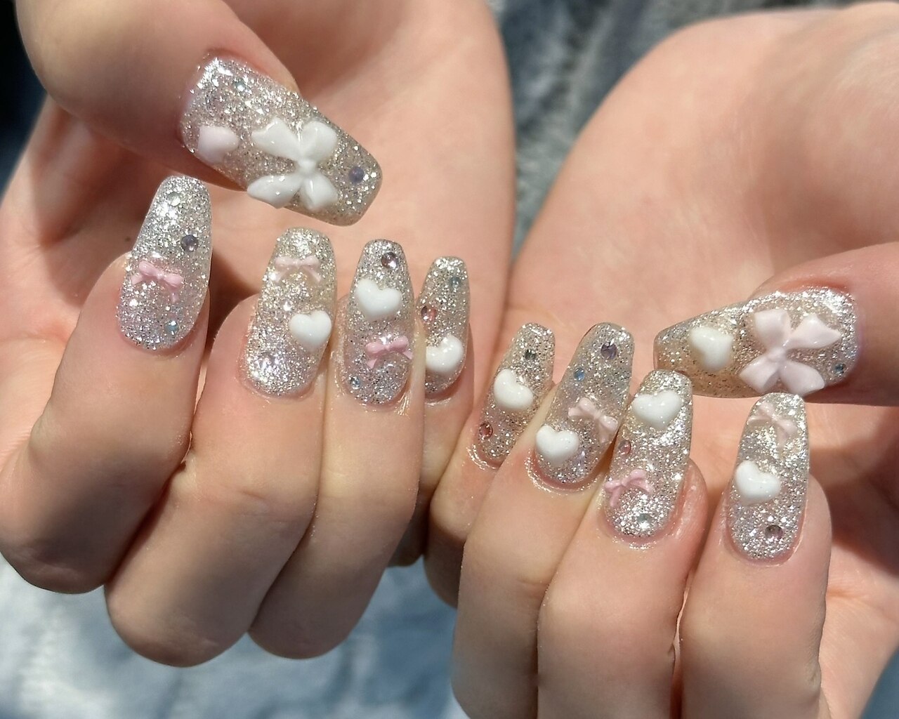 2026年冬トレンド】シルバー リボン ハンドのネイルデザイン集｜人気順