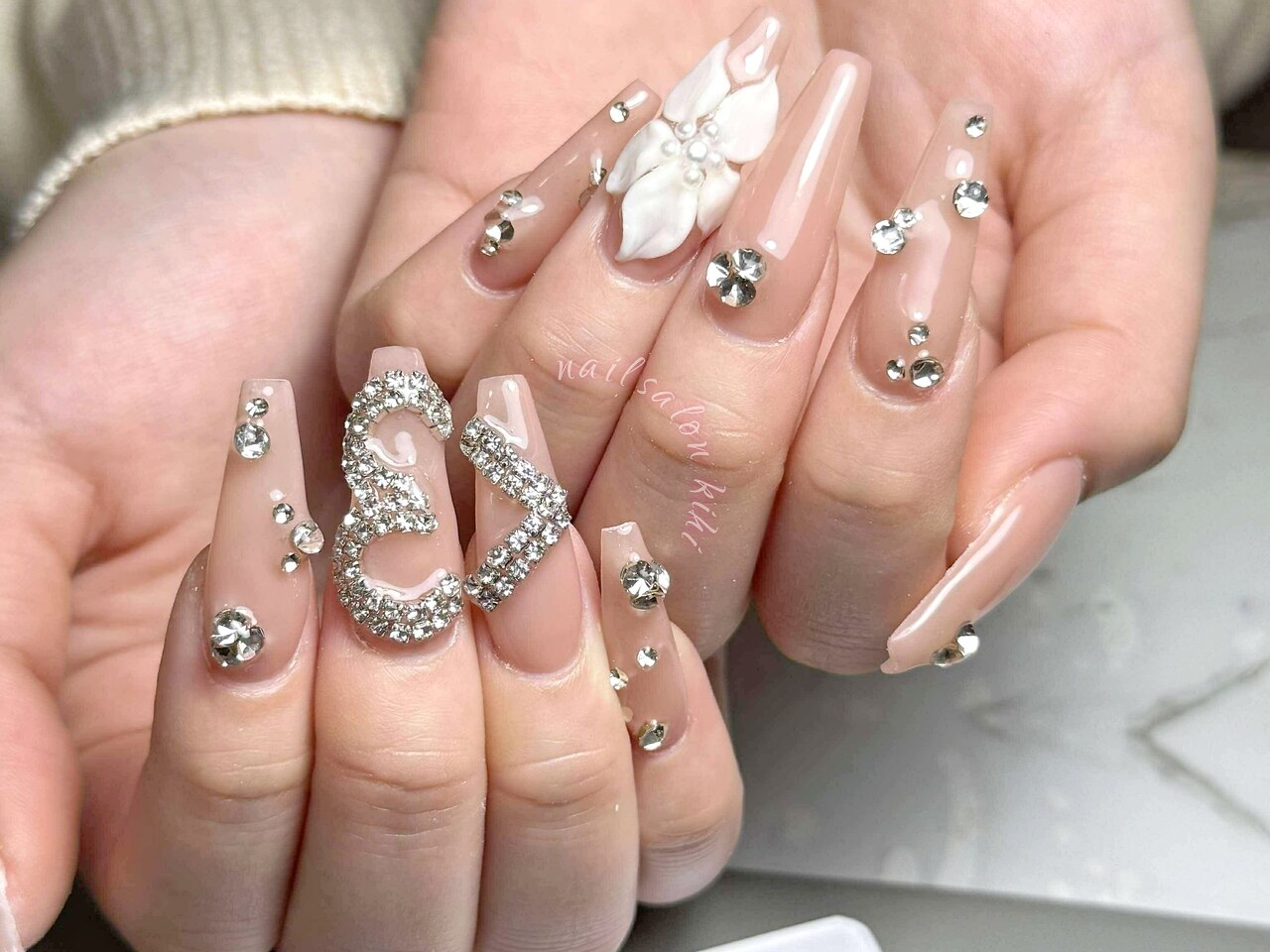 2026年冬トレンド】ストーンのネイルデザイン集｜人気順