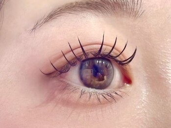 スリーアイ(THREE EYE)の写真/《梅田徒歩5分》フラットラッシュ120本!まつ毛の弱い方にも負担が少ないフラットラッシュを丁寧に装着