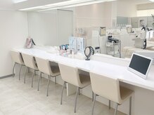 シーボン 尼崎店の雰囲気（メイクブースもご用意。お出かけ前にもお立ち寄りいただけます！）