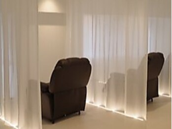 エリン アイ(ELIN eye.)の写真/温かみのあるダークブラウンの空間で、目元を魅力的に演出するアイサロンで素敵な目元を手に入れませんか？