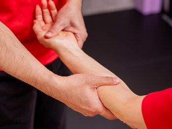 クリーレン/手の張りをほぐしてます