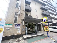 まつげとまゆげの雰囲気（お店の外観です。コーシンビルの２階の一番奥のお部屋です！）