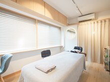 ヨウジョウ サロン ウェル 鴨池院(YOUJOU salon WELL)/白基調の明るい施術室