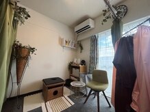 明るい雰囲気の３０１号室。３人まで同時によもぎ蒸しが出来ます