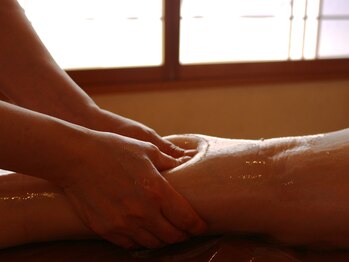 アーユルヴェーダ痩身サロン サムサラ(SAMSARA)の写真/足つぼを刺激してリンパと血流を改善、冷えやむくみもスッキリ!日頃の疲れやだるさを解消し、美脚美人に★