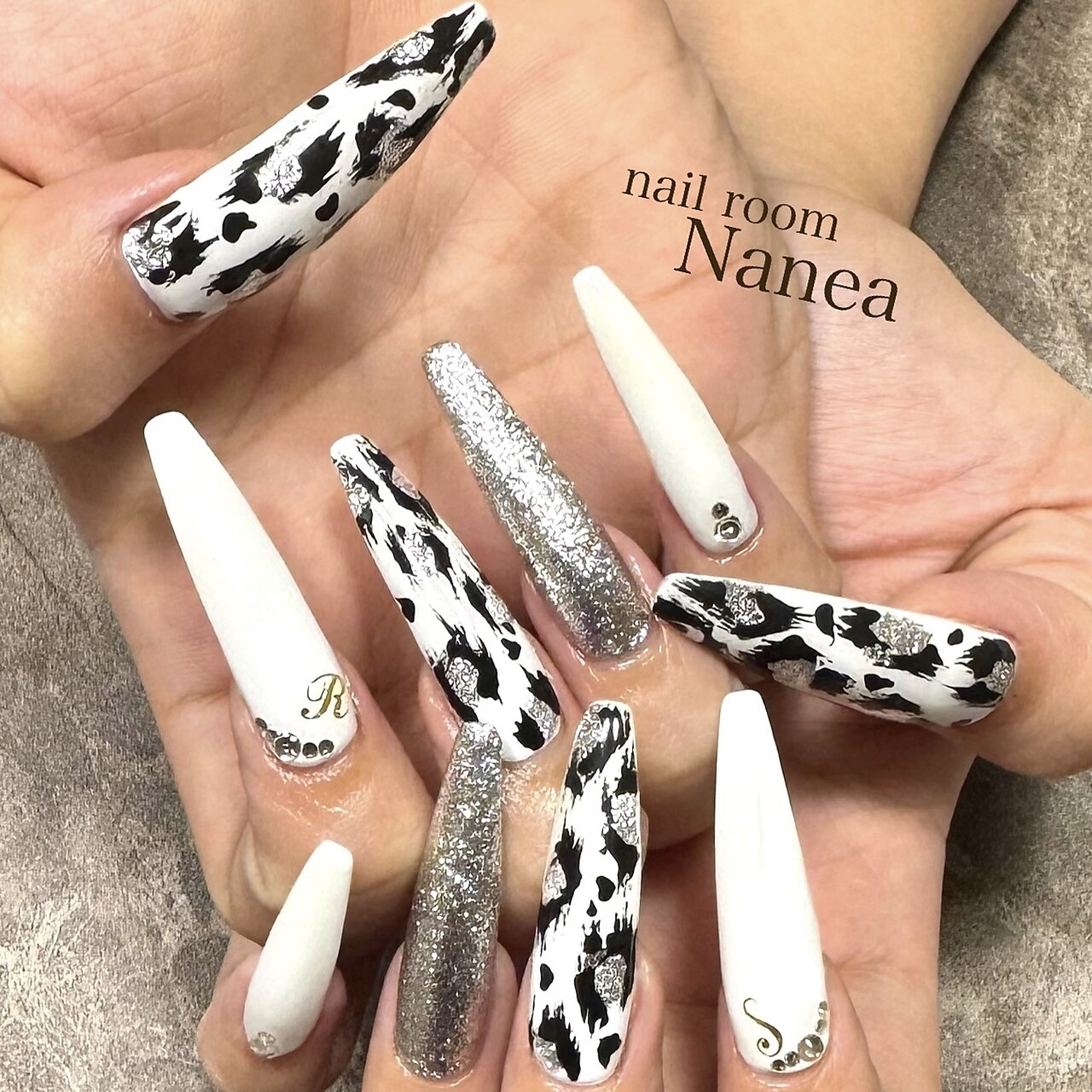 2025年-2026年冬トレンド】ホワイト ハンド スーパーロングのネイル