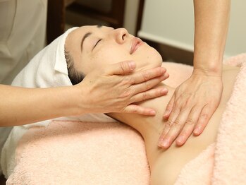 メナードフェイシャルサロン 狛江駅前店/◆デコルテ～肩～首～お顔を上げ