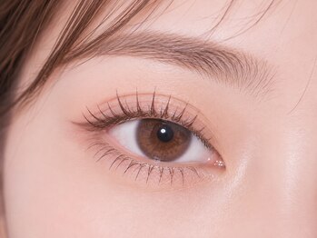 フィアラ 京都七条高倉店(Fiara)の写真/クルンと上向きまつげ×透けるような明るい瞳で視線をクギヅケ☆【まつげパーマ￥2700/パリジェンヌ￥3700】