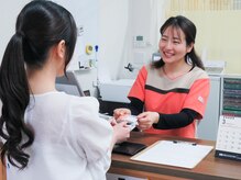 だるま整骨院/当院の受付カードをお渡し