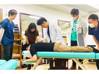 ABC整体スタジオ 聖蹟桜ヶ丘/整体の技術指導の様子