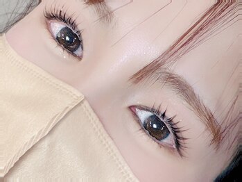 アール(R)の写真/【くるんと上品カールで大人可愛い目元】ナチュラル×ぱっちりな仕上がりで理想の目元を実現◎