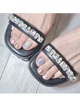 リッシュ トロワ(RICHE trois)/ブルーニュアンスフットネイル