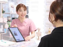 カイロプラクティックそらいろの雰囲気（AIを使ってお体の状態を分かりやすくカウンセリングしています♪）