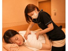 リラクサロン ジュノ 名古屋栄店 【肩こり/ヘッドスパ/リンパマッサージ/足つぼ】の雰囲気(肩甲骨まわりを丁寧にほぐし、全身スッキリ)