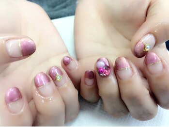 ネイル サロンティーラ(Tilla)/フレンチ+Vカットストーン