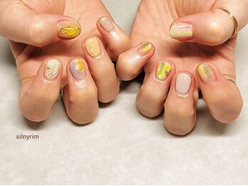 シルニー リム(Silny rim)/アシンメトリーニュアンスネイル