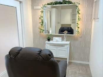 ビューステージ アイブロウサロン 池袋の写真/【リクライニングチェア】お客様のなりたい眉へプロが導きます。ご褒美タイムはゆったり落ち着いた空間で♪