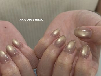 ネイルドットスタジオ 堺筋本町(NAIL DOT STUDIO)の写真/フィルイン対応。ショートネイルに映えるちゅるんとしたマグネットとヌーディー系で彩りを◎